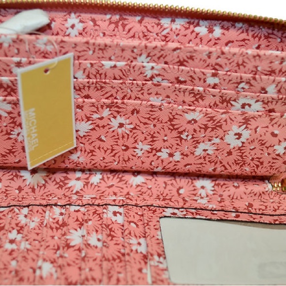 𝐌𝐢𝐜𝐡𝐚𝐞𝐥 𝐊𝐨𝐫𝐬 𝐉𝐞𝐭 𝐒𝐞𝐭 𝐓𝐫𝐚𝐯𝐞𝐥 𝐖𝐚𝐥𝐥𝐞𝐭 𝐍𝐖𝐎𝐓 - Picture 4 of 6